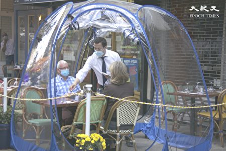 曼哈顿餐馆“Cafe du Soleil”在户外架起透明帐幕,很多顾客都指名要在“泡泡”内用餐,夜晚更具情调。