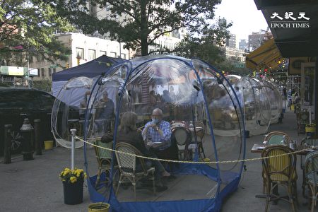 曼哈顿餐馆“Cafe du Soleil”在户外架起透明帐幕,很多顾客都指名要在“泡泡”内用餐,夜晚更具情调。