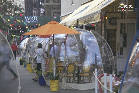 曼哈顿餐馆“Cafe du Soleil”在户外架起透明帐幕,很多顾客都指名要在“泡泡”内用餐,夜晚更具情调。